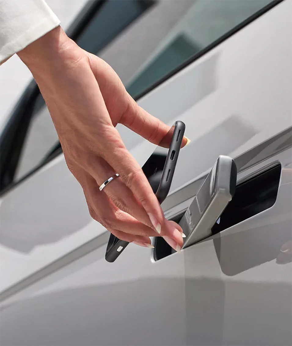 Holding a mobile phone next to Hyundai car door handle to unlock